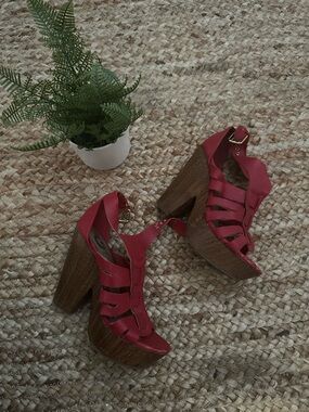 RED WOODEN BLOCK HEELS